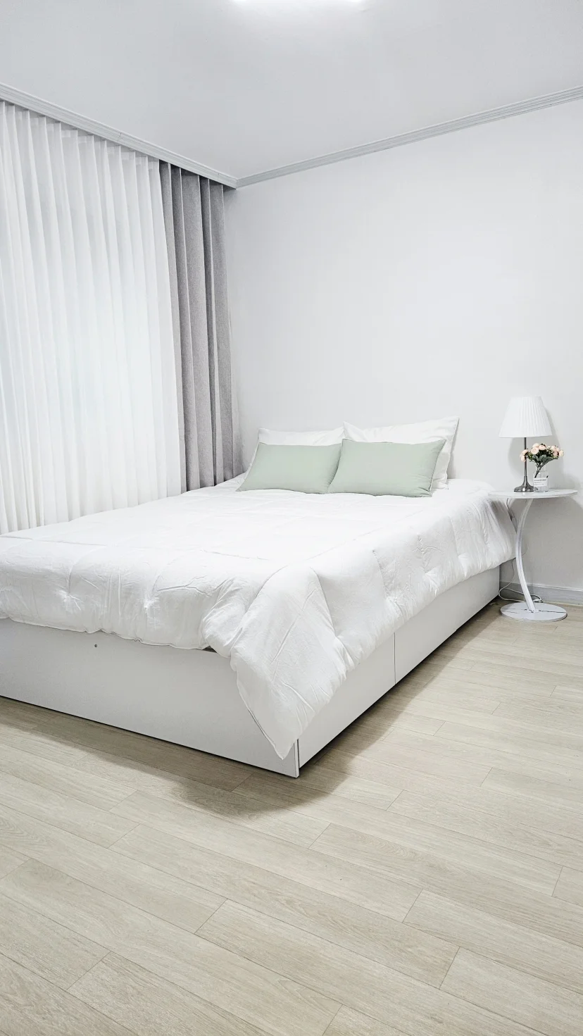 Bright bedroom with double bed, sheer curtains and bedside lamp (Listing ID : 46906)