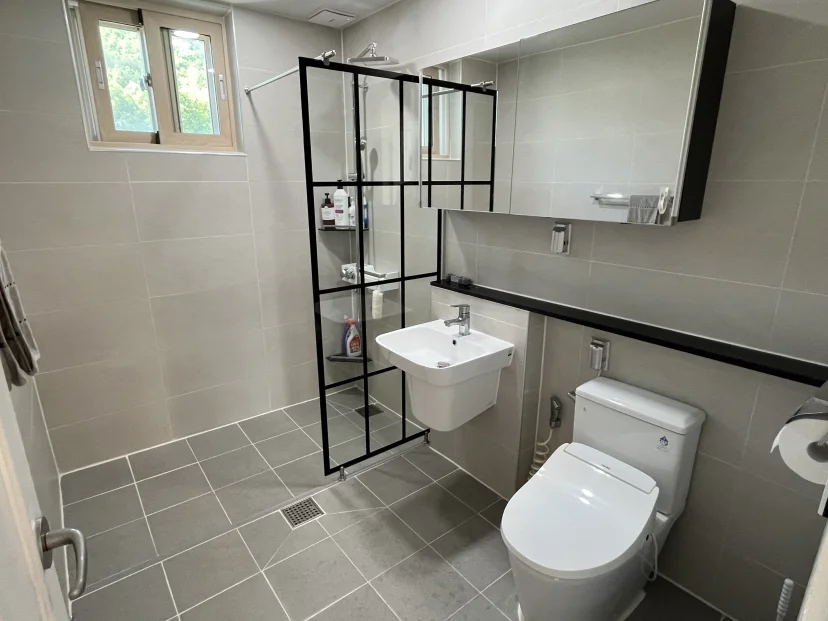 Bathroom with a glass-partitioned walk-in shower and wall-mounted basin (Listing ID : 51184)