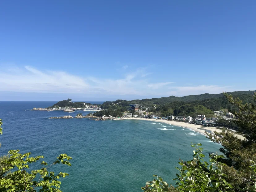 Coastal bay with a sandy beach and a small seaside town below the hills (Listing ID : 51184)