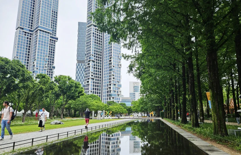 Seoul Forest reflecting pool path beside high-rises (Listing ID : 46906)