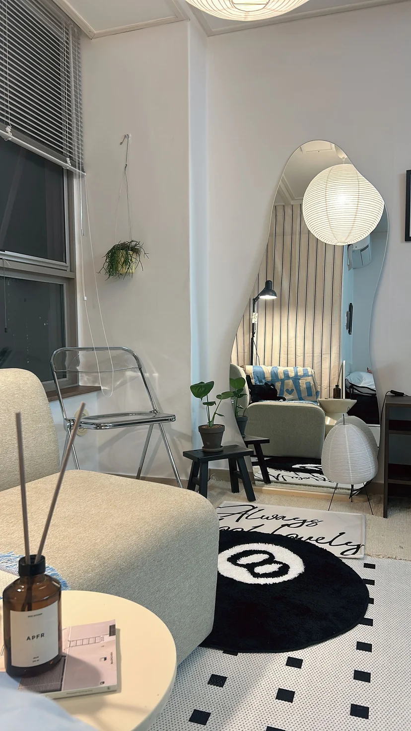 Living room with a gray sofa, paper lantern lamps and patterned rugs (Listing ID : 31659)