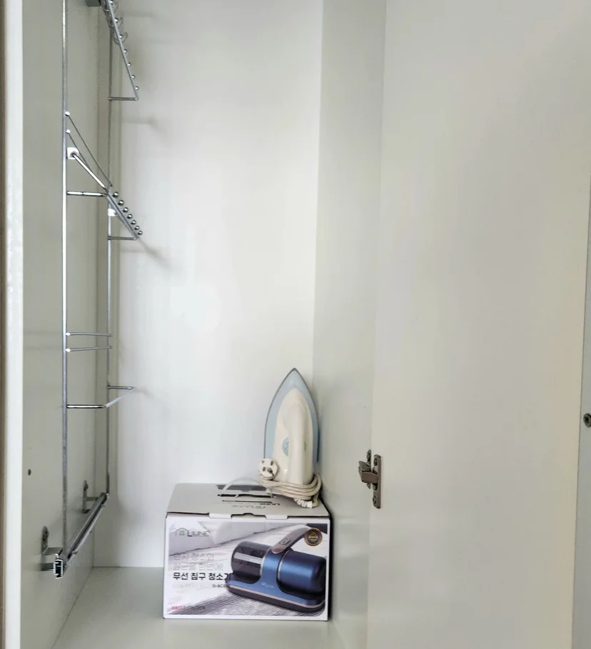 Built-in closet with hanging rack, iron, and cordless bedding cleaner (Listing ID : 31503)
