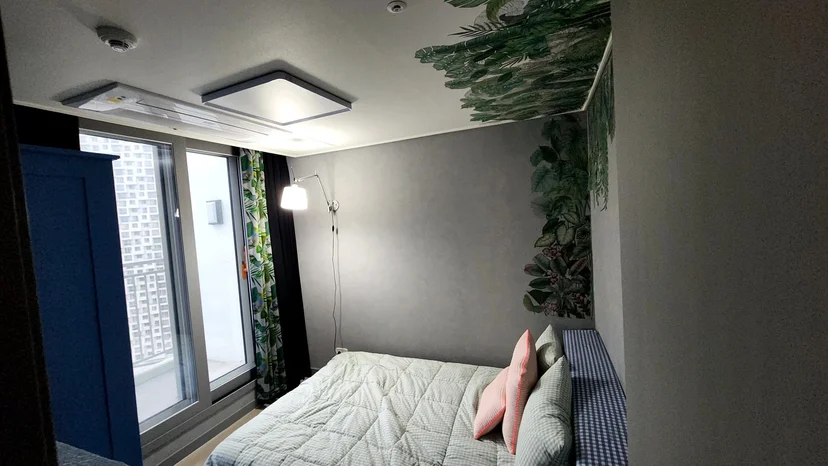 식물 벽지로 꾸민 아늑한 침실