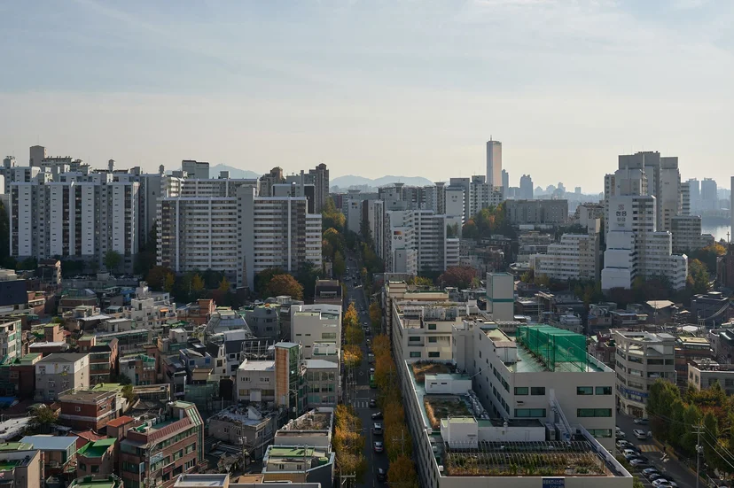 High-floor view over Mapo rooftops with a sliver of the Han River (Listing ID : 32541)