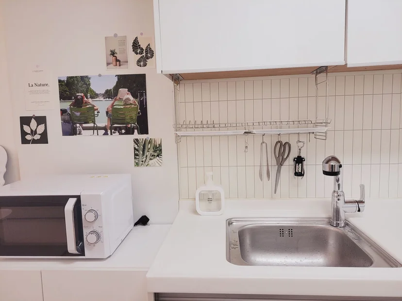 Kitchenette with a sink, microwave, and wall dish rack (집 번호 : 7997)