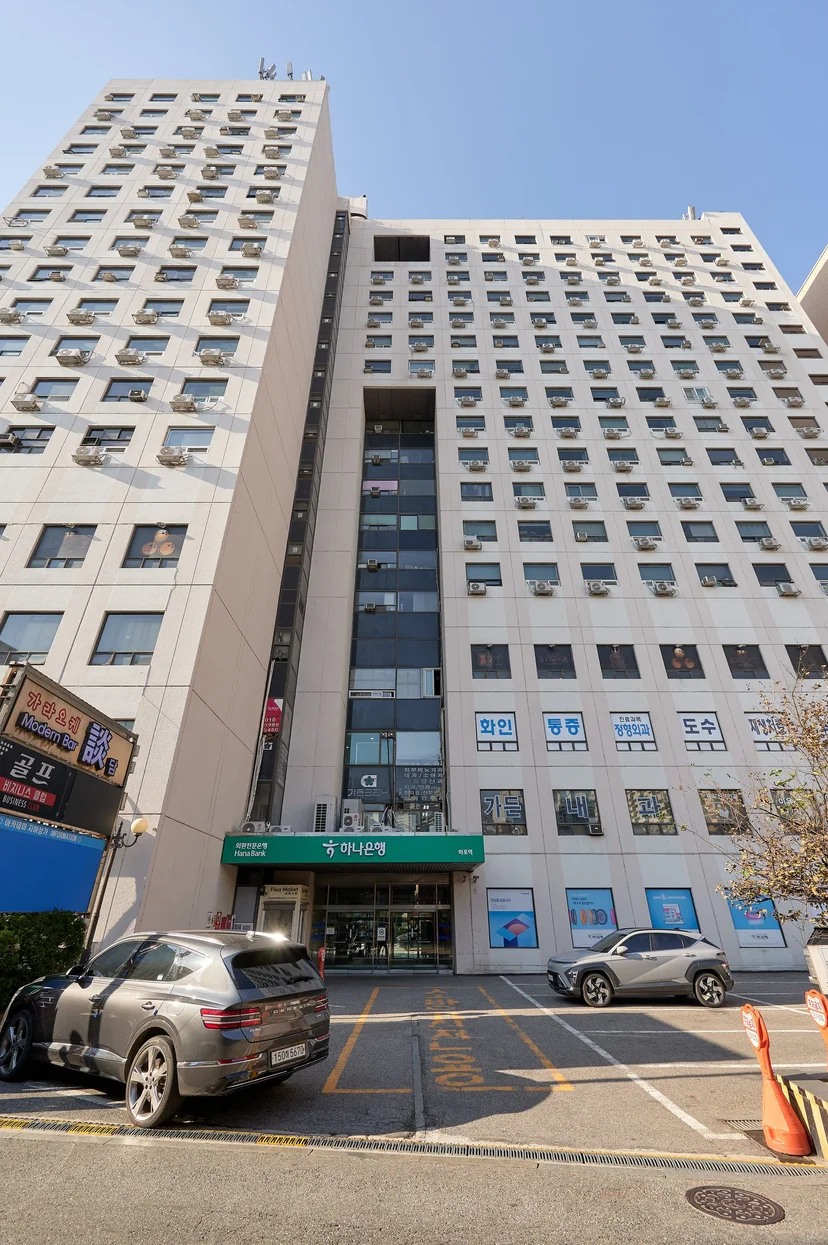 Officetel building entrance with parking spaces in front (Listing ID : 32541)