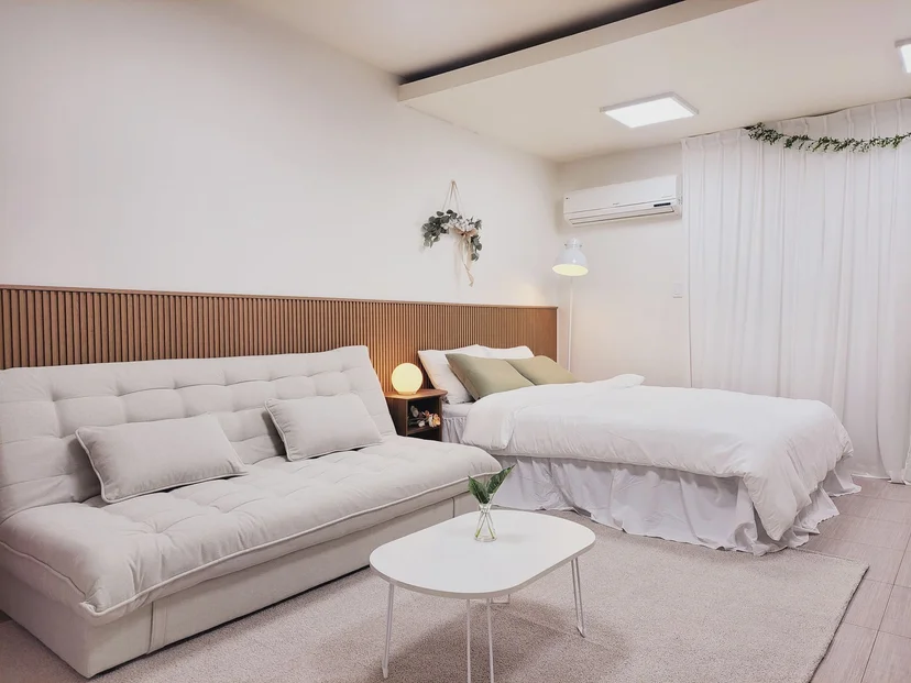 Cozy studio bedroom with a queen bed and a desk by the window (집 번호 : 7997)