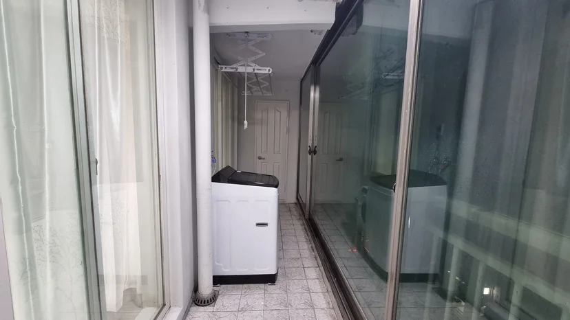 세탁기가 설치된 베란다 공간