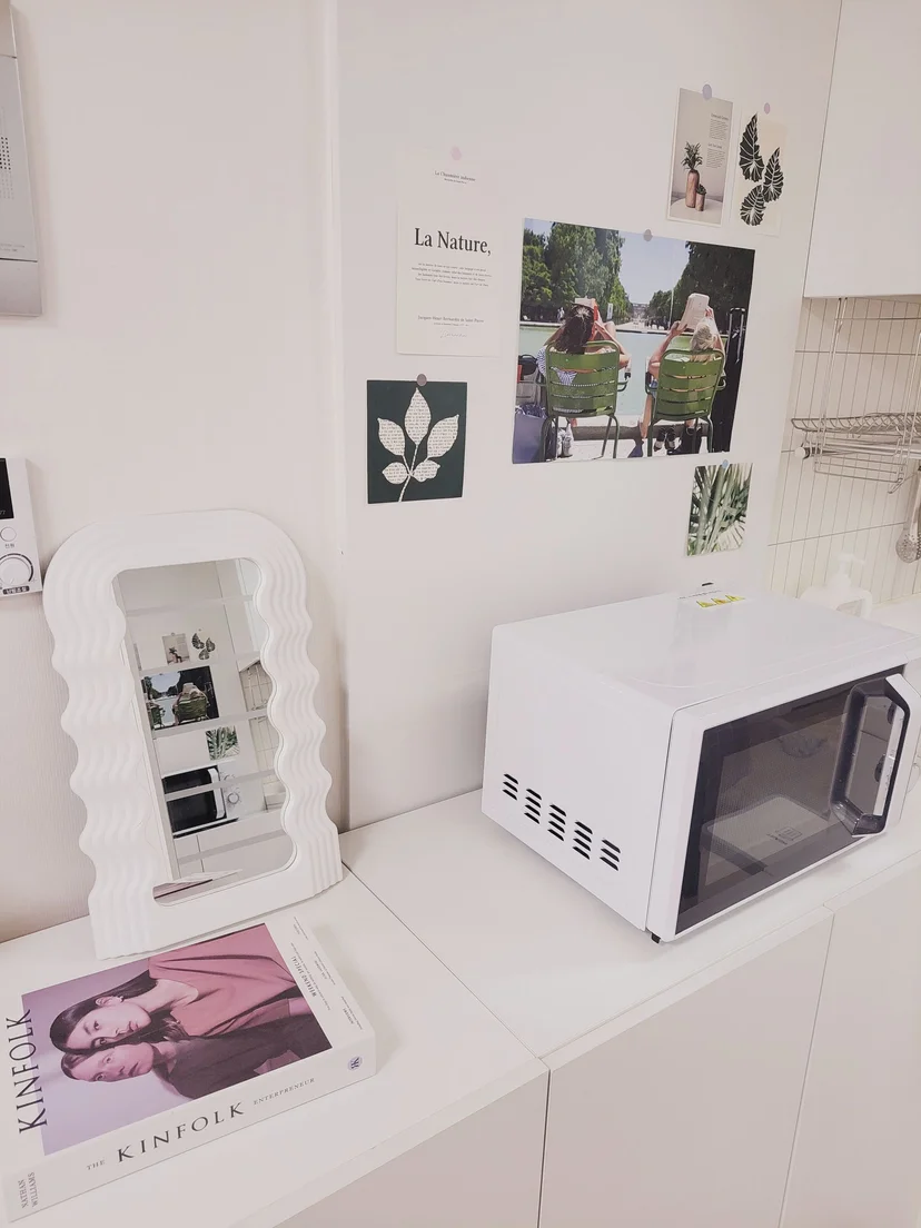 White counter nook with a round mirror and styling books (집 번호 : 7997)