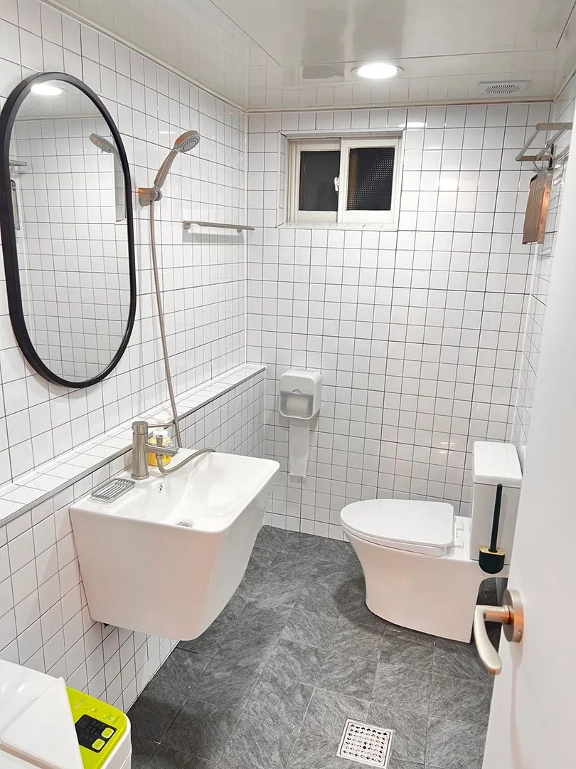 Compact tiled bathroom with a rain shower (Listing ID : 24649)
