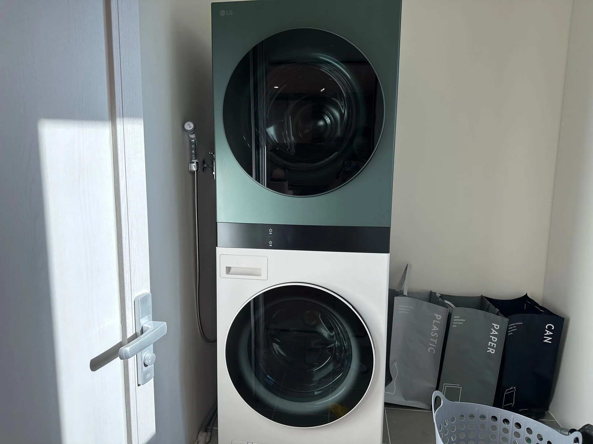 LG 워시타워 세탁건조기와 분리수거함
