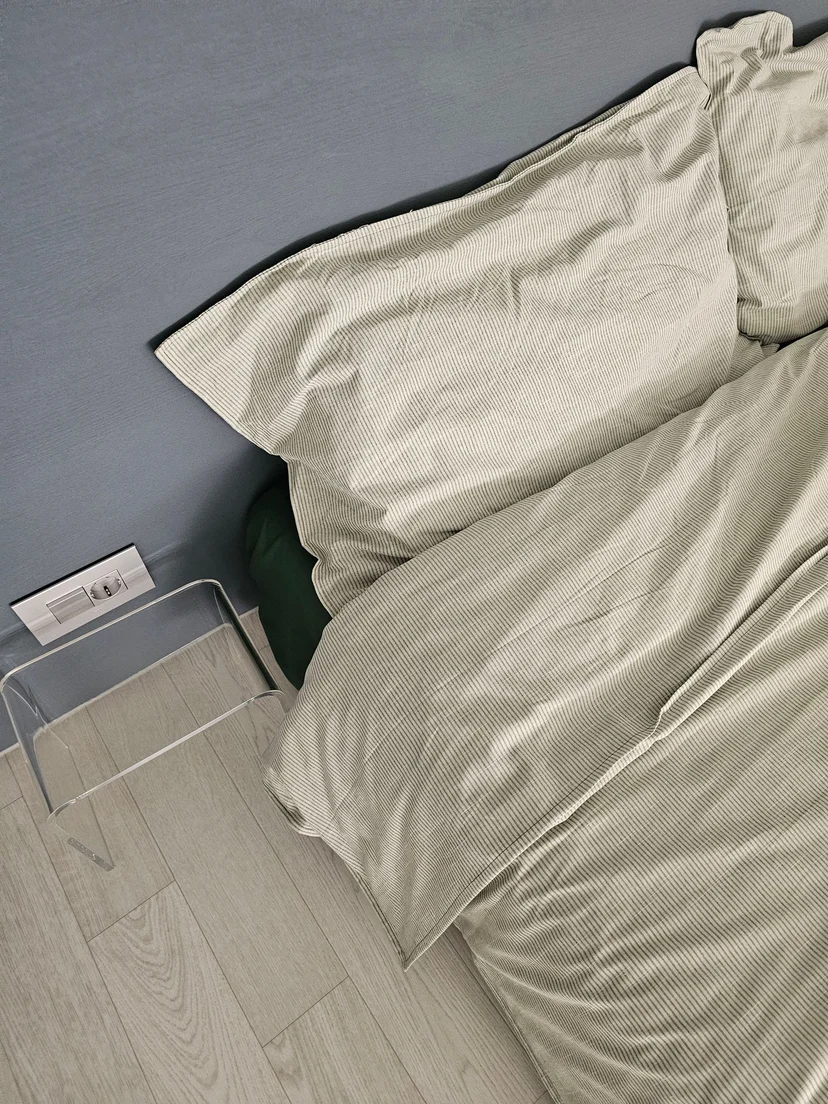 수원 단기임대 복층 오피스텔 침대 올리브 침구 클로즈업
