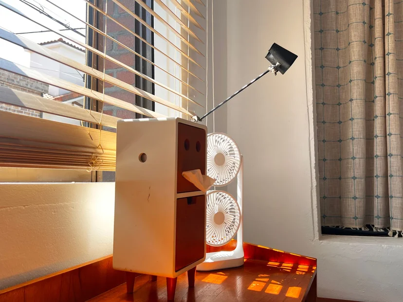 Sunlit window nook with fan and lamp (Listing ID : 24649)