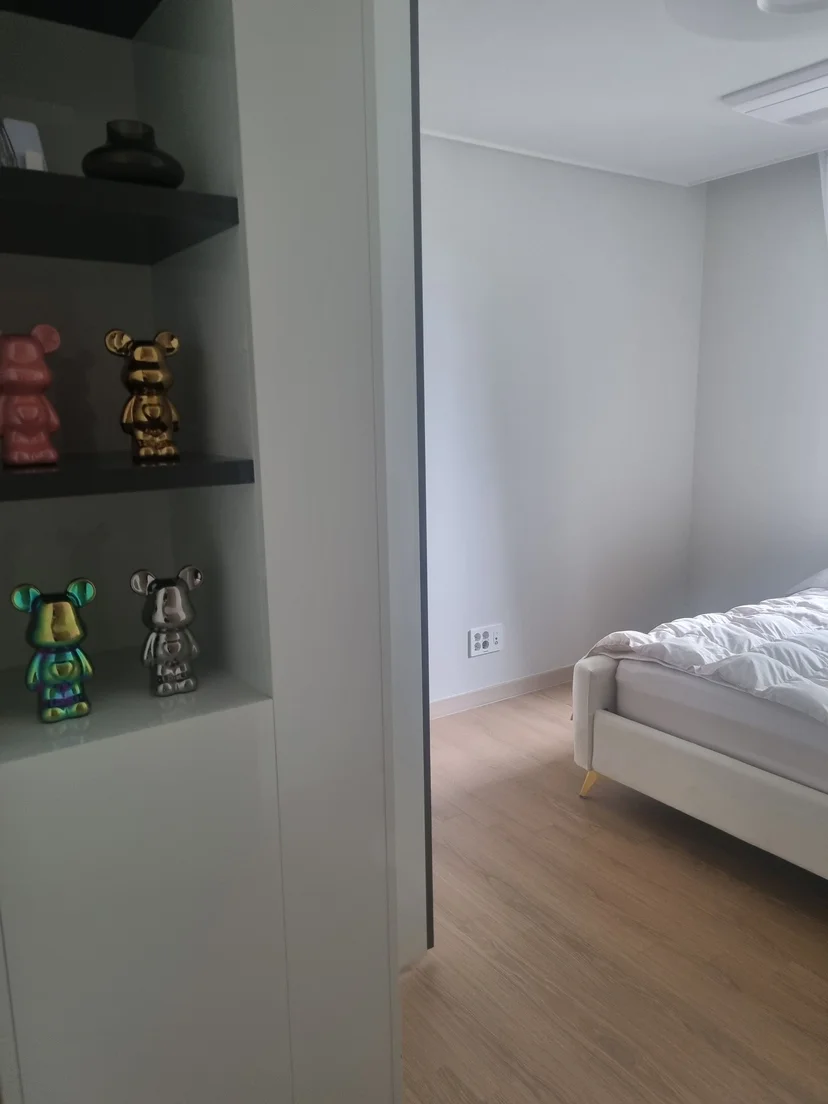 Decorative shelf beside the bedroom entrance (Listing ID : 26688)