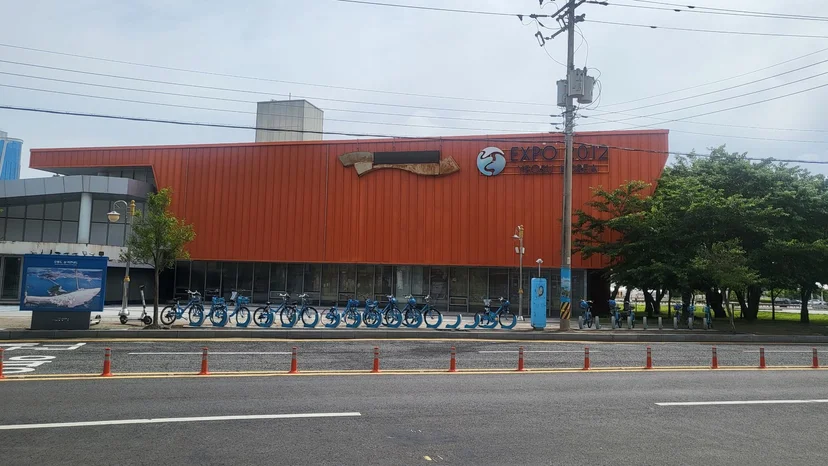 Yeosu Expo site building with a public bike rental stand (Listing ID : 21611)
