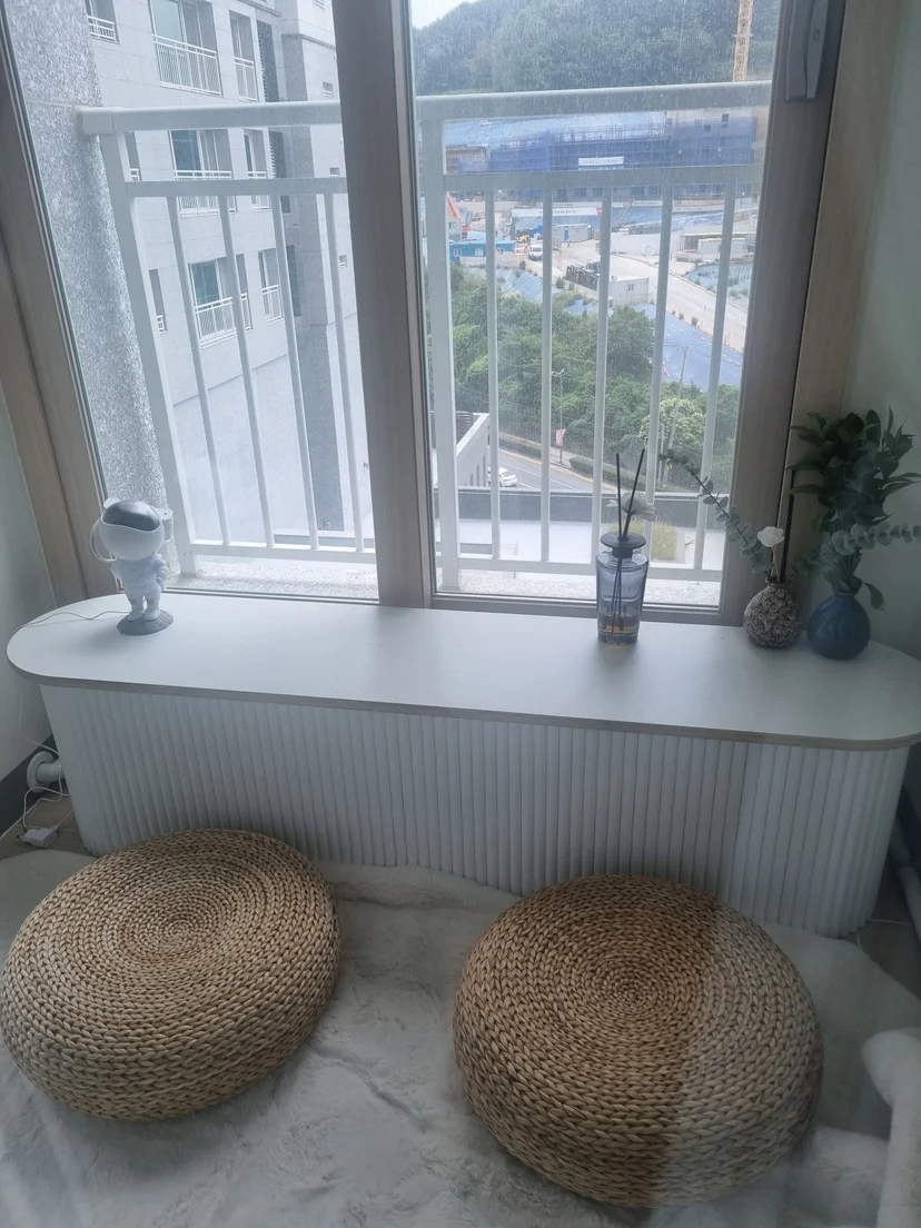 Bay window seating nook with rattan poufs (Listing ID : 26688)