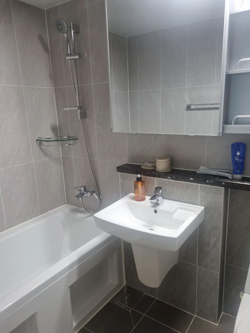 Bathroom with a bathtub, shower and sink (Listing ID : 26688)