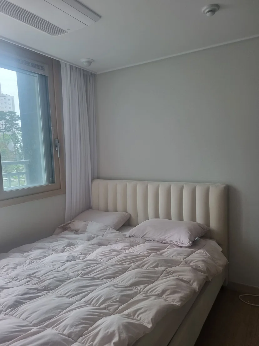 Bedroom with a queen-size bed by the window (Listing ID : 26688)