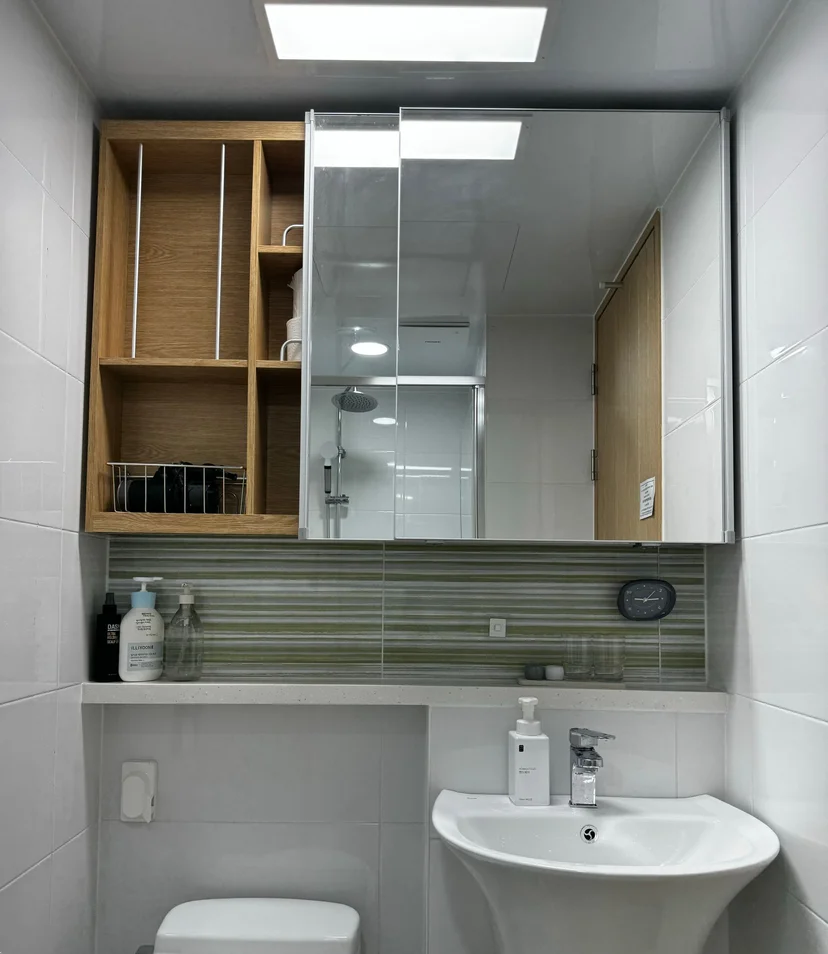 Modern bathroom with a pedestal sink and mirrored cabinet (Listing ID : 10891)