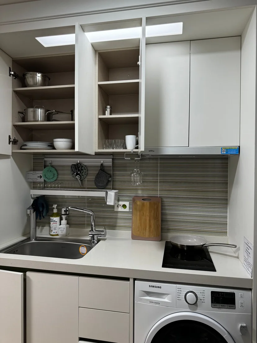 Compact kitchenette with an induction cooktop and a built-in washer (Listing ID : 10891)