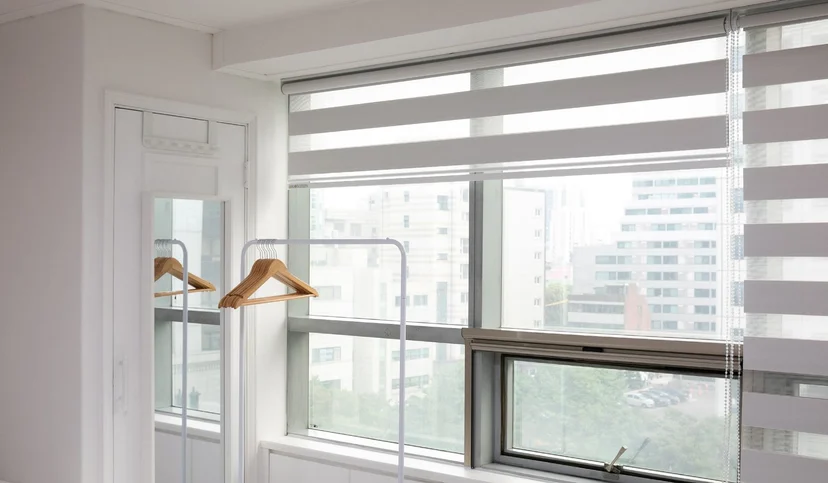 Zebra-blind window and a clothes rack by the glass wall (Listing ID : 29409)