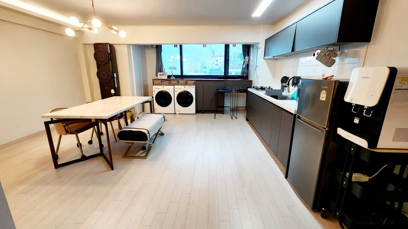 Open-plan living and kitchen with washer-dryer and ocean-view window (Listing ID : 24807)