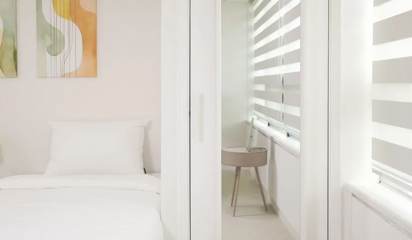 Folding door opening onto a sunlit window nook (Listing ID : 29409)