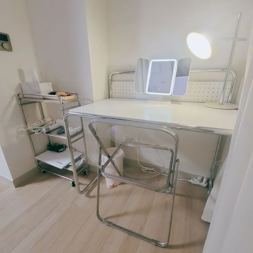 Vanity desk with tri-fold lighted mirror and styling cart (Listing ID : 28279)