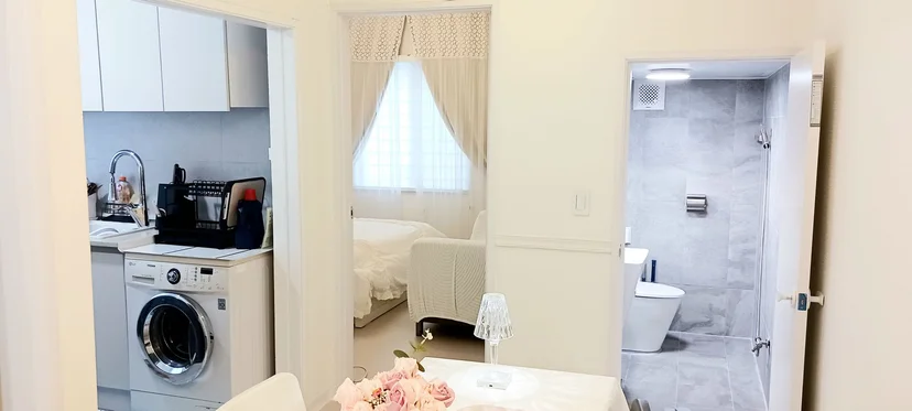 Hallway linking the rooms and the bathroom (Listing ID : 29514)