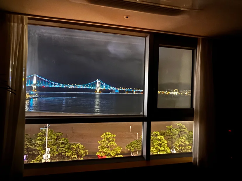 Gwangan Bridge and the beach at night from the window (Listing ID : 30270)