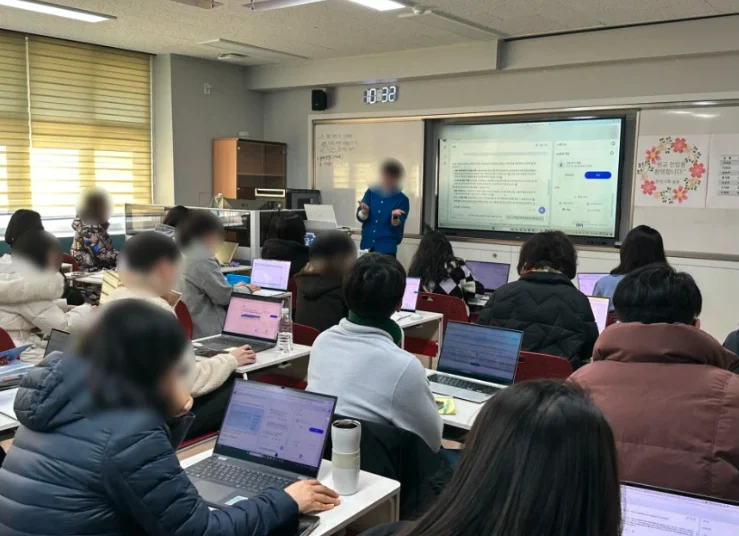 장위중학교 교사들이 노트북으로 교풀AI 실습에 참여하는 생성형 AI 연수 장면