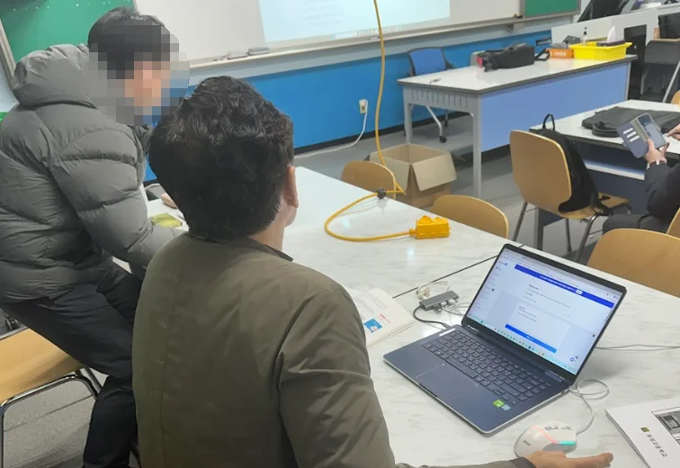 보성고 발명연구회 교사들이 노트북으로 AI 도구 제작 실습에 참여하는 장면