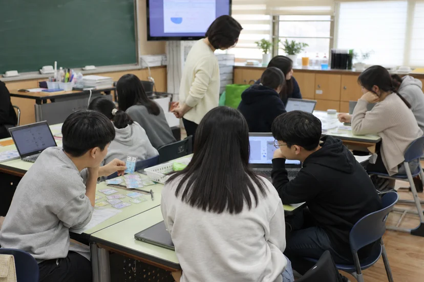 중학교 과학 수업에서 원소 카드와 활동지를 먼저 작성한 뒤 교풀AI를 사용하는 학생들