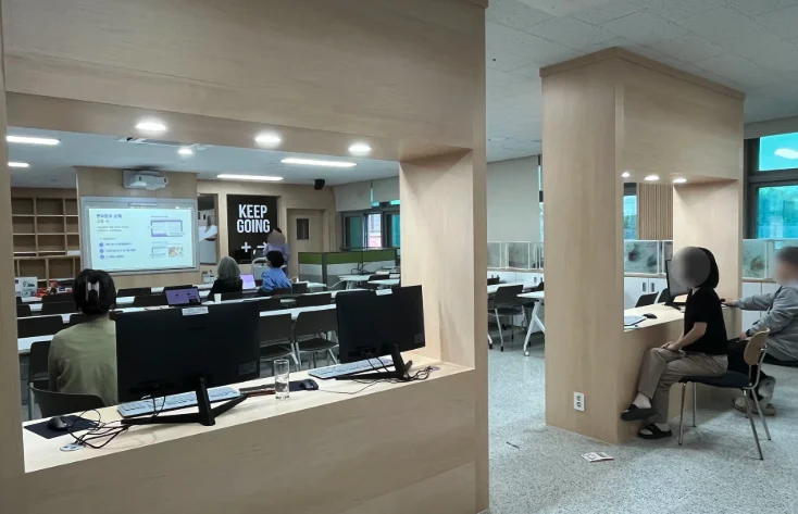 인천아라고 교사들이 AI 앱 제작과 AI 클래스 활용 연수에 참여하는 장면