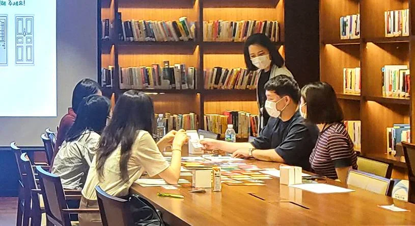 실내, 가구, 의류, 사람이(가) 표시된 사진

AI 생성 콘텐츠는 정확하지 않을 수 있습니다.