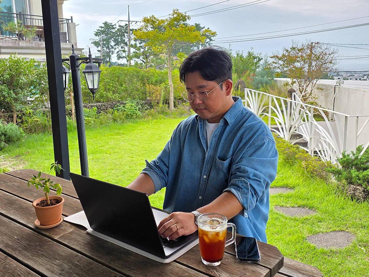 제주도에서 원격근무로 업무를 진행 중인 모습