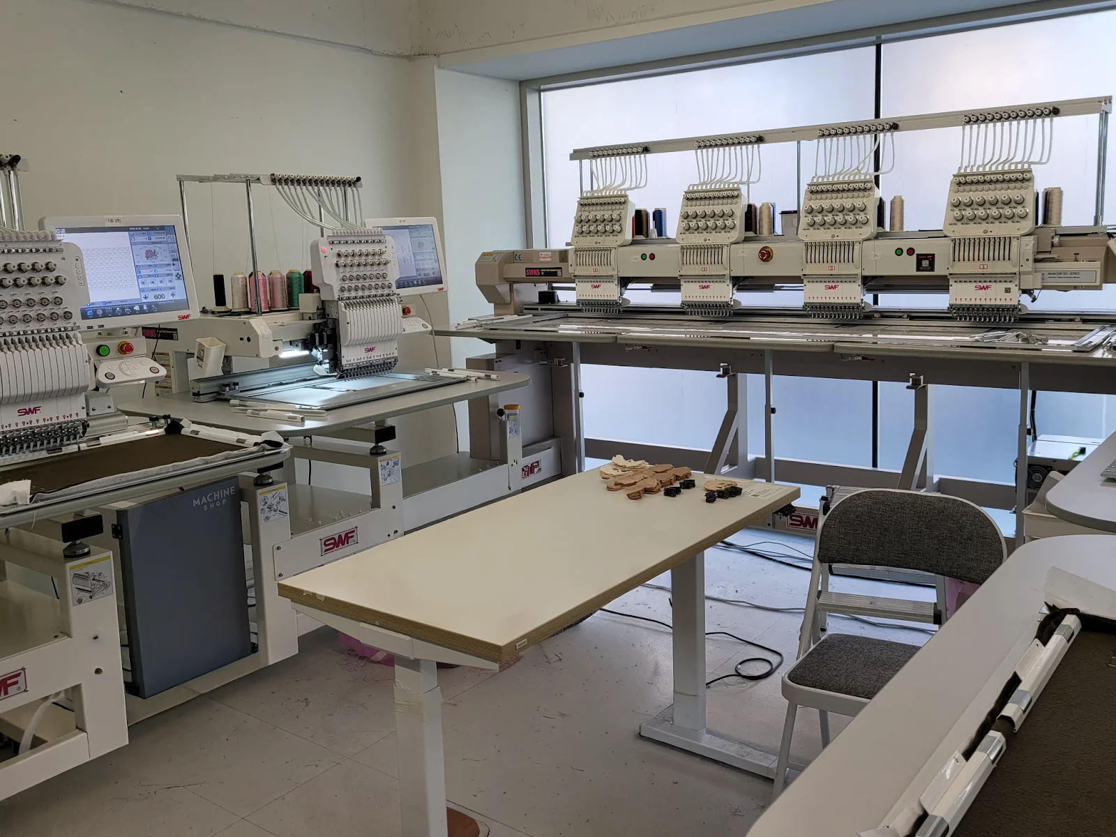 다양한 장비가 자동화 되어있는 리프라이즈 사무실의 모습