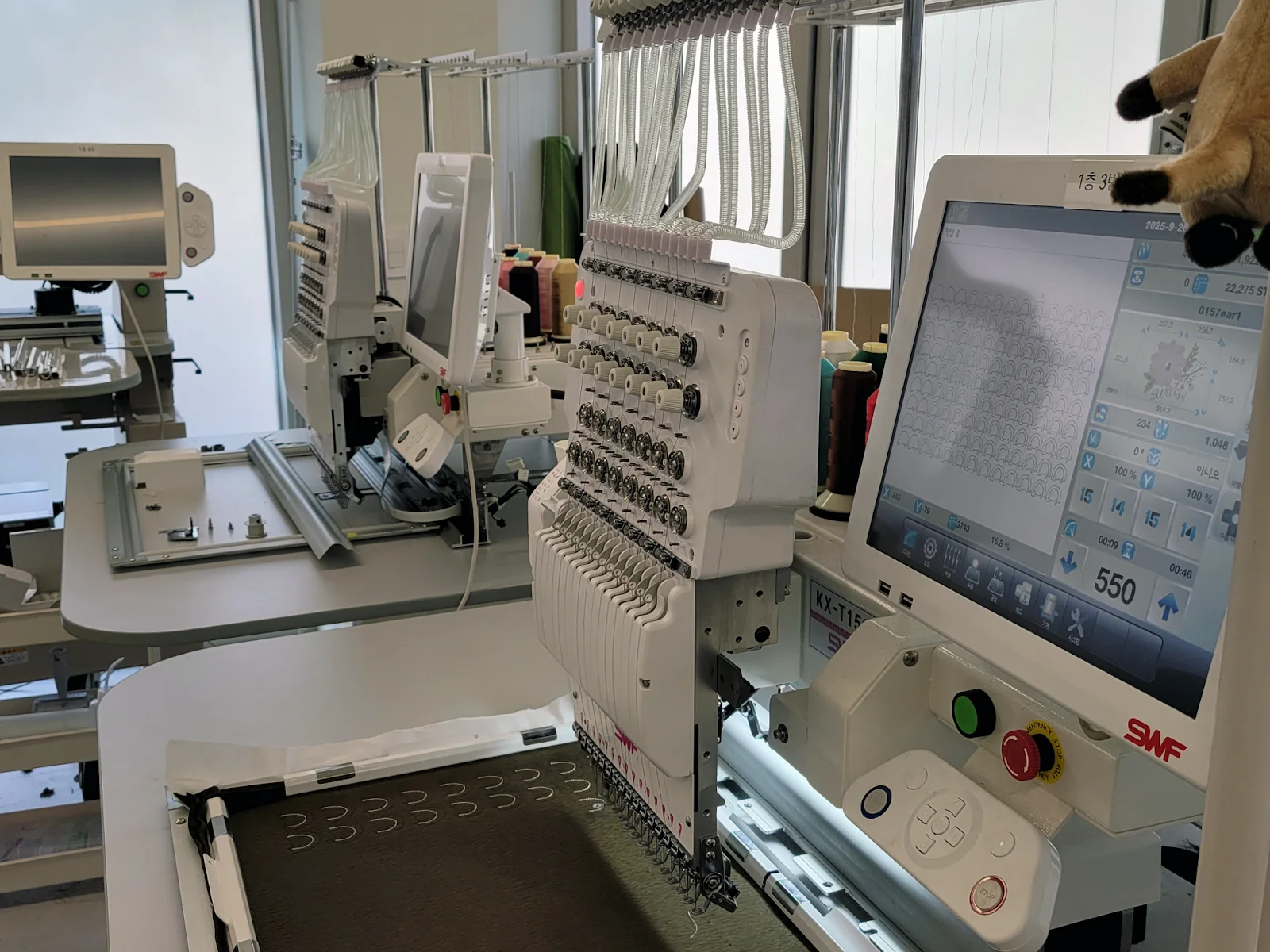 리프라이즈 사무실에 비치된 자수 장비