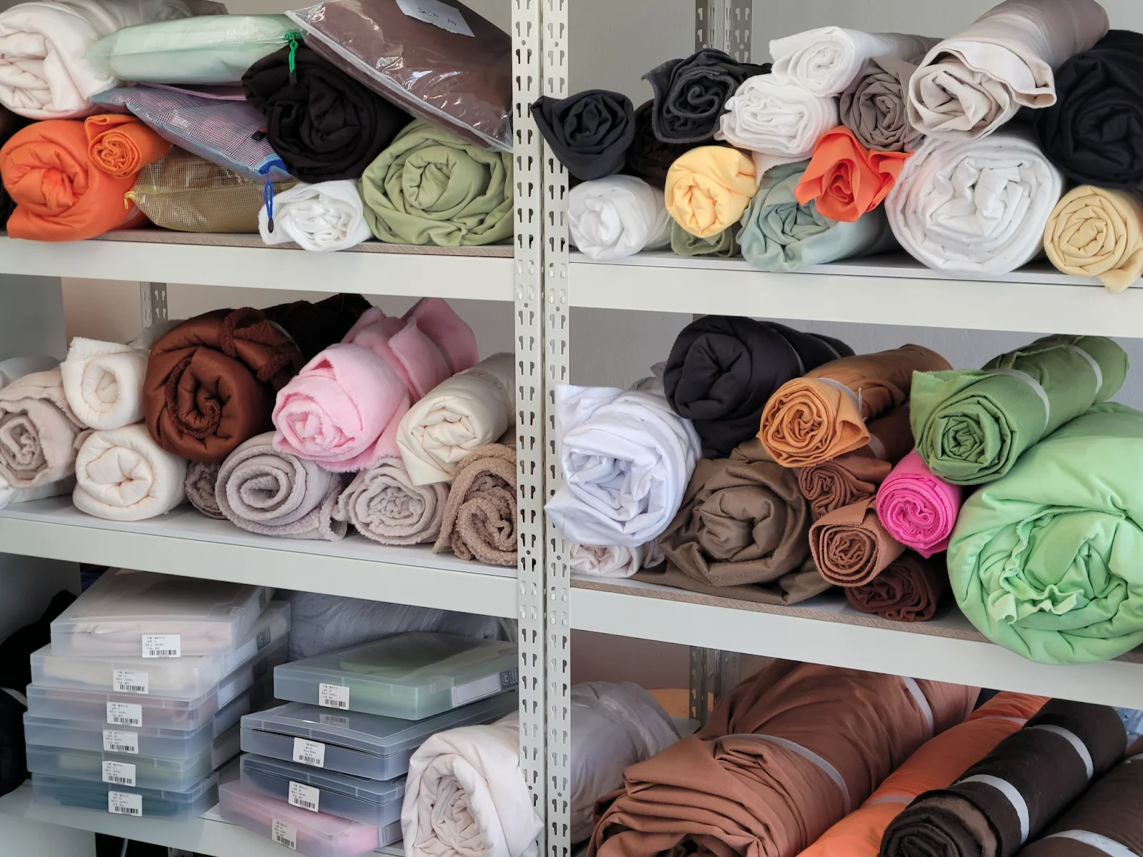 리프라이즈 사무실 한 켠에 정리되어 있는 원단들