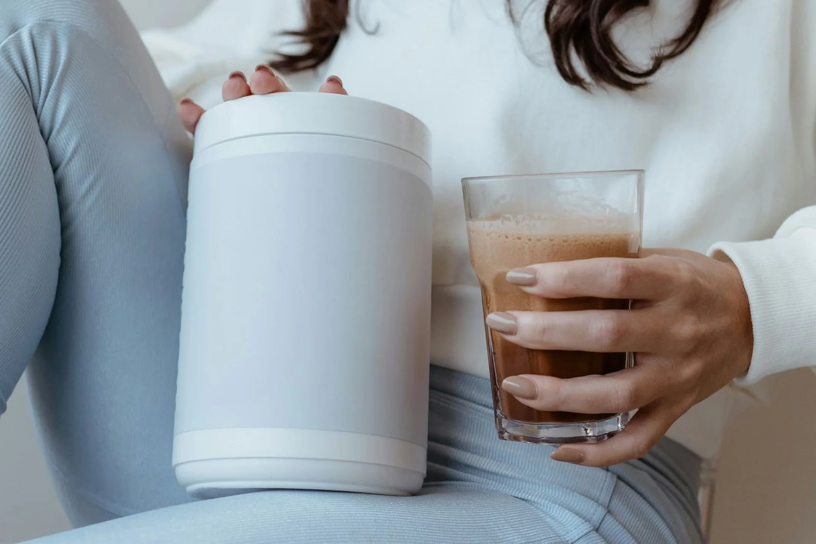 단백질 파우더를 들고 있는 모습