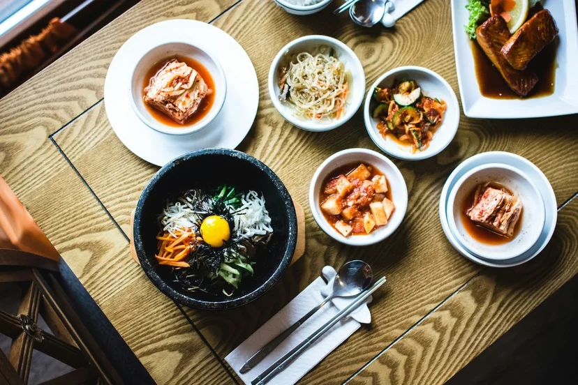 비빔밥, 깍두기, 김치 등의 한식
