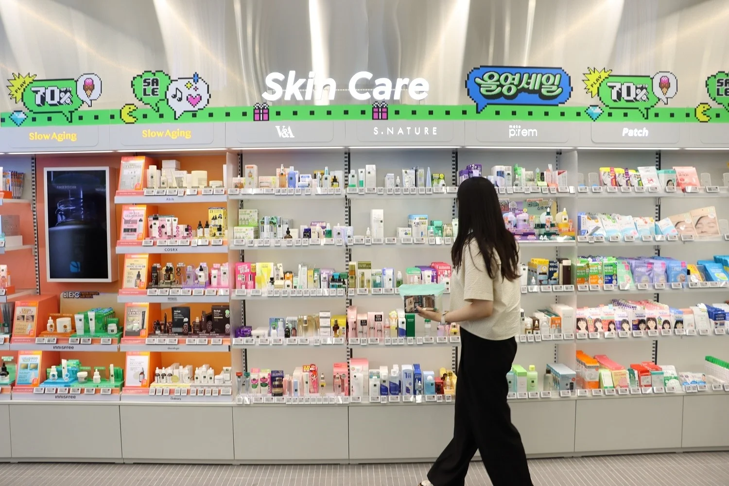 올리브영-매대를-구경하는-고객