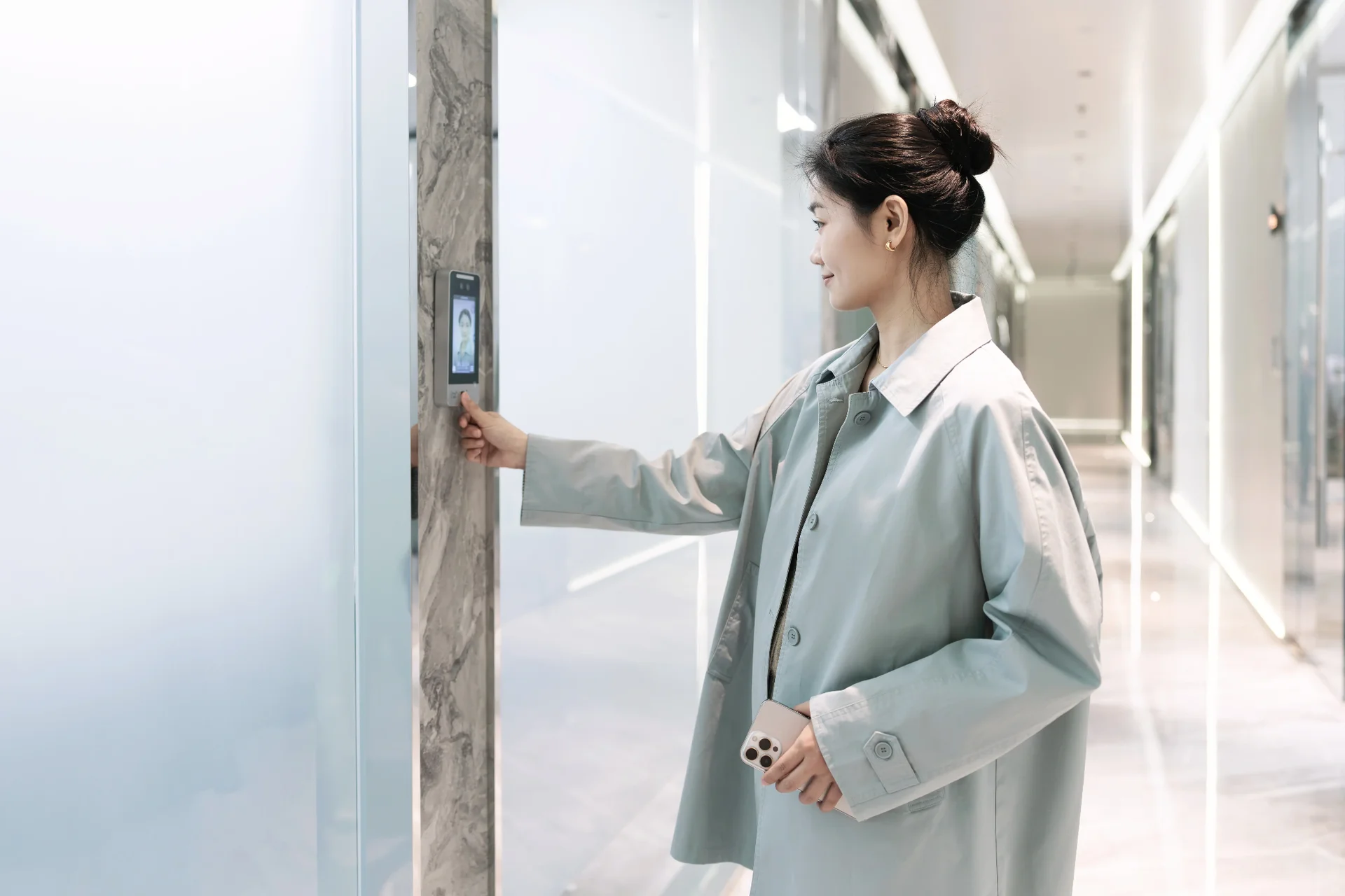 출입통제 시스템에 지문을 통해 사용자를 인증하려는 여자 사람