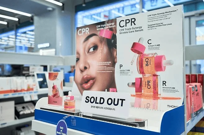 약국 진열대에 THOME CPR 제품이 SOLD OUT 표시와 함께 진열된 모습