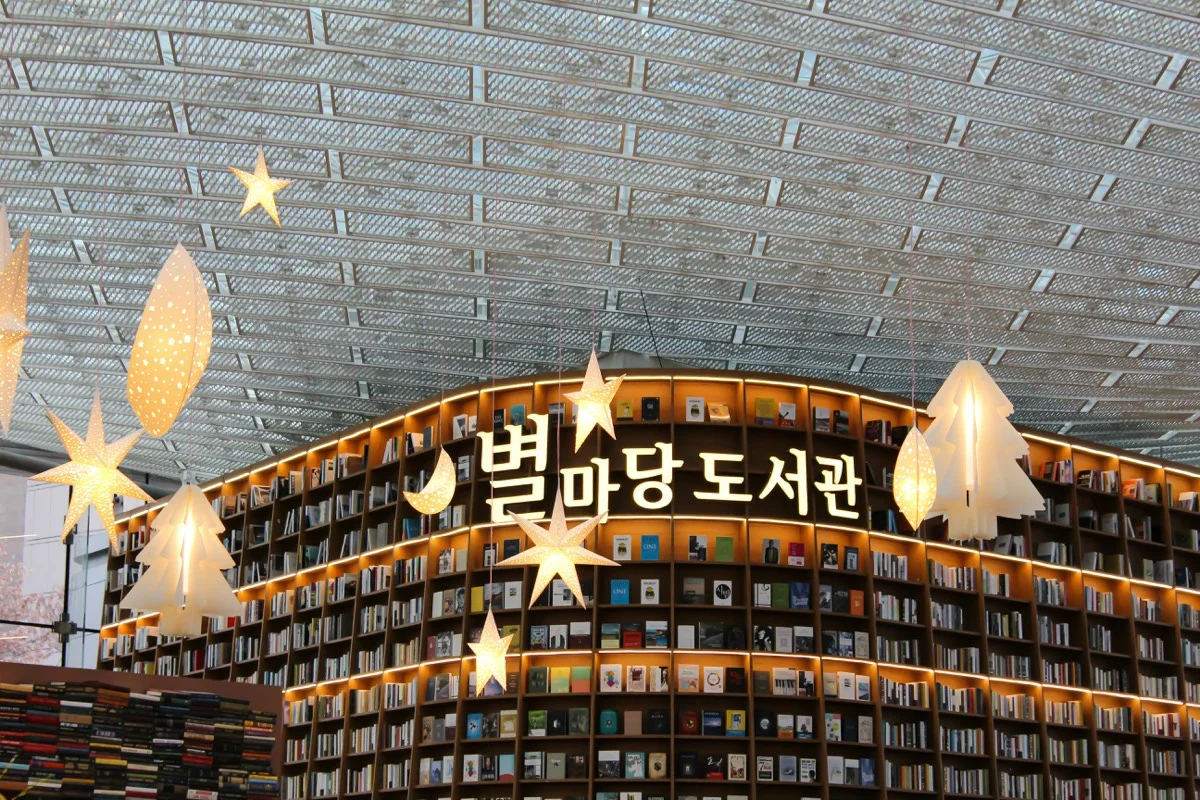 Starfield Library inside COEX Mall in Gangnam, Seoul, with towering bookshelves reaching toward the ceiling