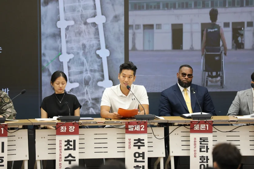 발제 중인 추연희 님 — 뒤편 화면에 척추 X-ray와 휠체어 시절 사진