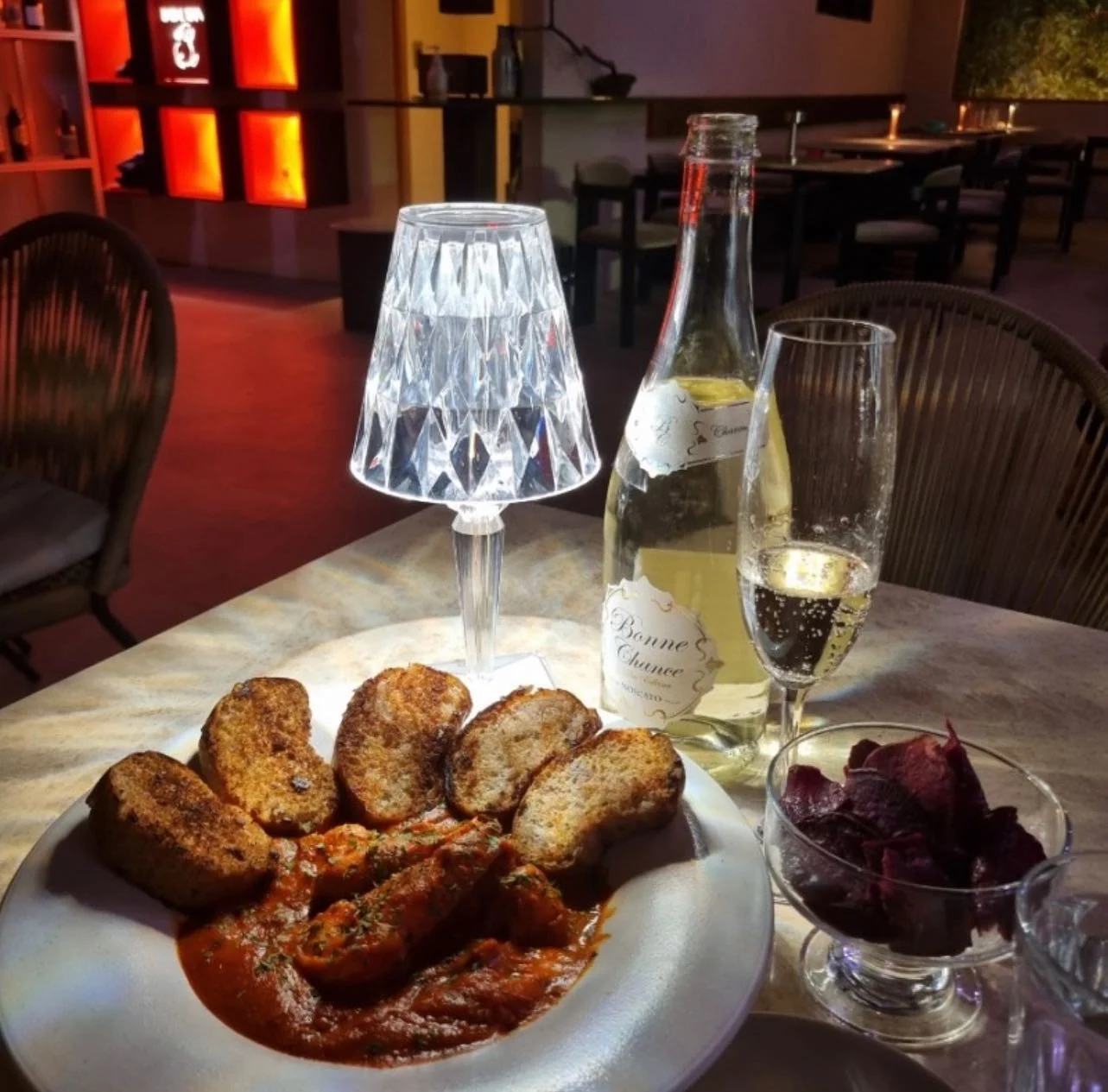 @badlapin_ 배드라핀 와인바 대표메뉴 랍스터테일 파스타와 기본안주, 와인 사진