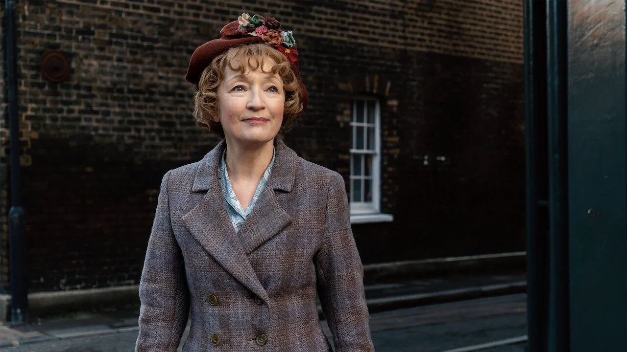 영화 <미시즈 해리스 파리에 가다> 넷플릭스 4월 종료 예정작