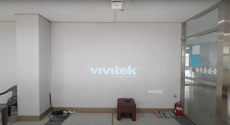 학교의 평범한 벽면은 터치 스크린이 될 수 있습니다.