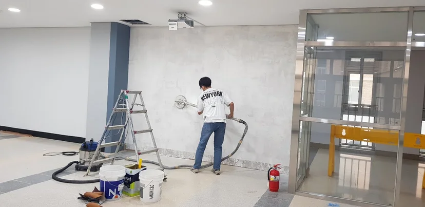 벽의 바탕면을 정리하고 스크린페인트를 도포합니다.
